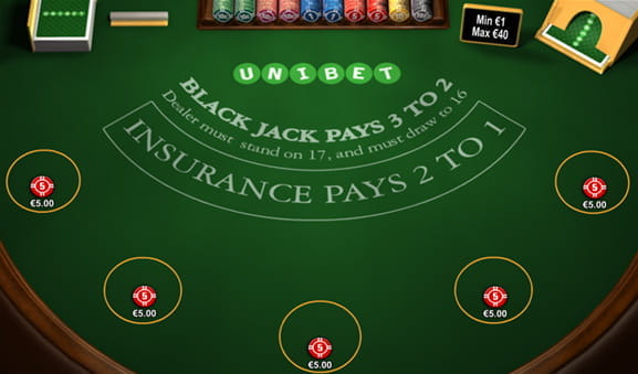 Et blackjackbord hvor spilleren har angivet indsatser for fem hænder i alt. Spiller satser 5 euro per hånd.