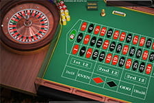 Europæisk roulettebord, hvor hjulet spinner rundt og spilleren venter på resultatet. 