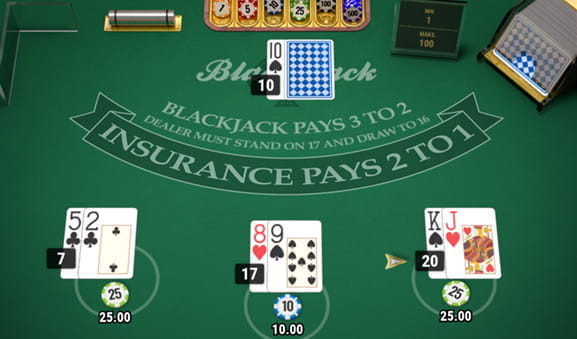 Et blackblackbord med tre hænder, som alle har to kort. Spiller skal vælge om han/hun vil hit eller stå på første hånd.