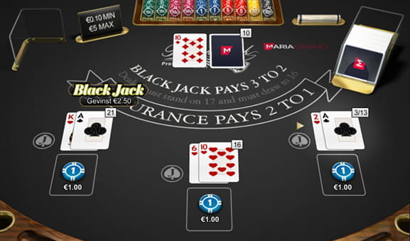 Sort blackjackbord med tre hænder efter første træk, hvor spilleren har fået blackjack på tredje hånd. De andre hænder har værdierne 16 og 13.