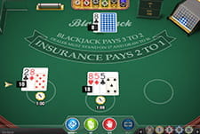 Et blackjackspil mellem dealer og to spillere er i gang. En spiller har 18, den anden har 10, og dealeren har 8.