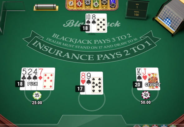 Blackjackbord hvor runden lige af afsluttet. Spilleren har tre hænder og har vundet på den første hånd med værdien 20 imod dealerens hånd med værdien 18.