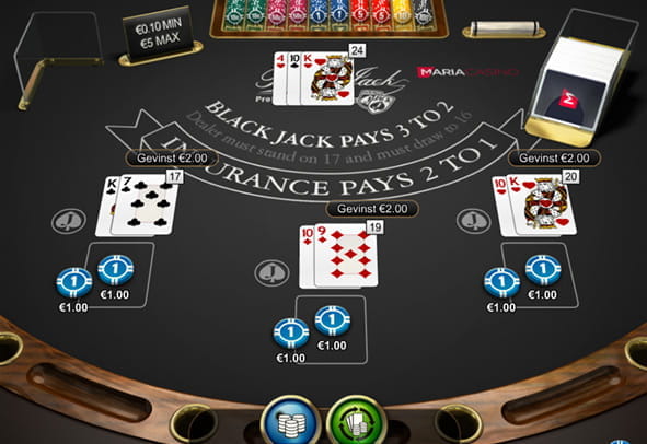 En runde blackjack er lige afsluttet. Spilleren har spillet tre hænder og vundet på alle tre hænder. Dealeren er gået bust med værdien 24.
