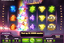 Starburst er kendetegnet ved innovativ grafik og farveeksplosioner, og du kan spille den populære spillemaskine hos SlotsMagic.