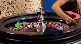 Nogle spillere mener, at man kan regne mønstre ud i dealerens ageren og derved vurdere resultatet af rouletten baseret på for eksempel dealerens kast