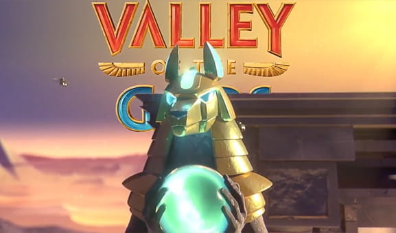 Der står en af spillets figurer - en stor guldfigur - med en kugle i hænderne.