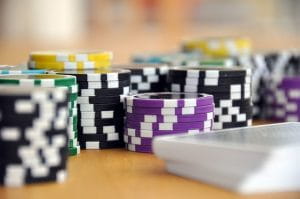 Close up af poker chips og kort