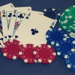 Poker chips og dele af et kortspil