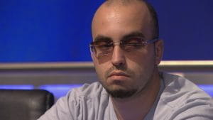 Pokerspilleren Bryn Kenney i gang med et koncentreret spil