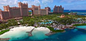 Det berømte hotel Atlantis på Bahamas set fra en helikopter.