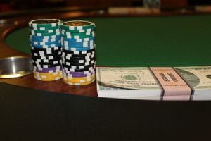 Pokerchips og et bundt penge på et casinobord
