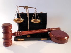En dommerhammer og en balancevægt