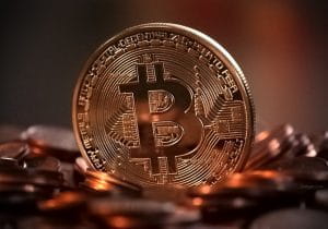 En enkelt opretstående bitcoin omgivet af andre bitcoins