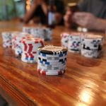 Et bord med pokerchips og kort