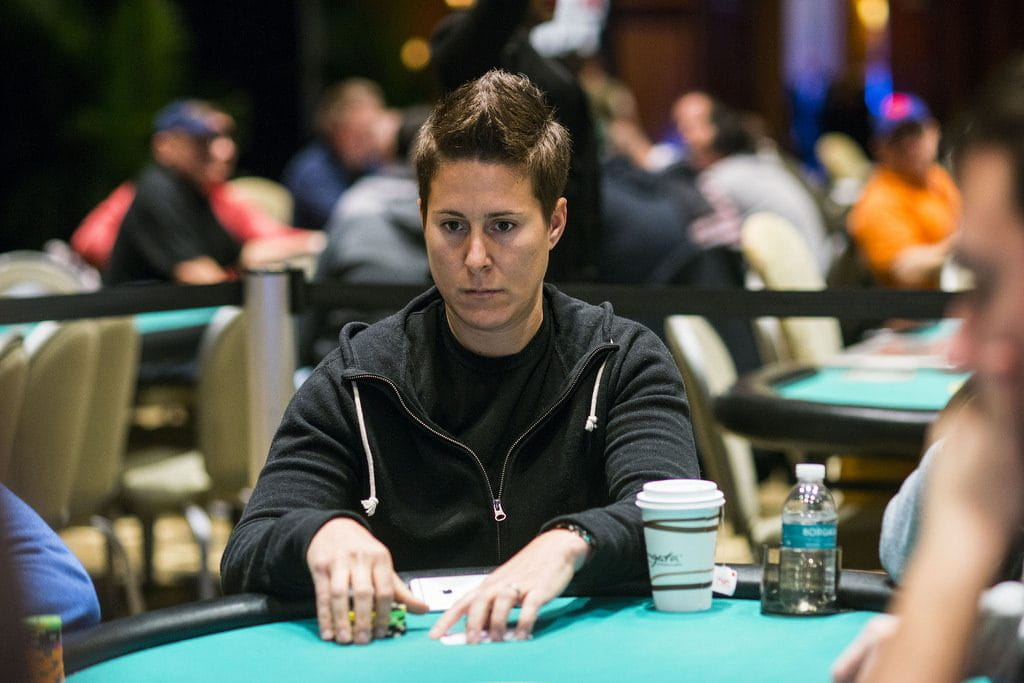 Vanessa Selbs sidder ved et pokerbord midt i en turnering
