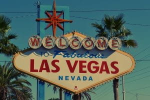Neonskilt med en tekst der byder velkommen i Las Vegas