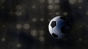 En fodbold på en sort baggrund.