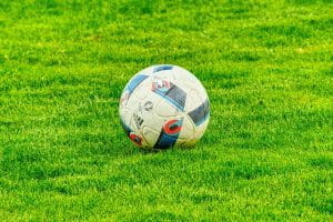 Et nærbillede af en fodbold på en græsplæne.