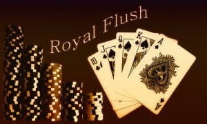 Spillekort der viser en såkaldt royal flush og pokerchips. 