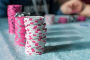 Et nærbillede af fire bunker af pokerchips på et pokerbord.