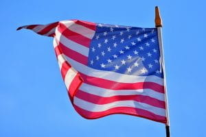 USAs flag hejst under en blå himmel.