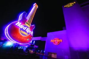 Billede af Hard Rock casino udefra on aftenen.