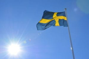 Det svenske flag vajer i solen.
