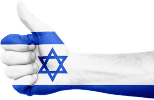En hånd med det israelske flag påmalet gør thumbs up.