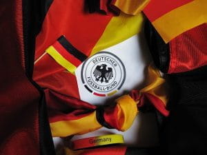 Et tysk flag, Tysklands Fodboldforbunds logo og forskellige tyske fodbold-accessories.