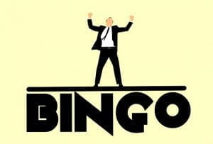 En mand står oven på ordet Bingo.
