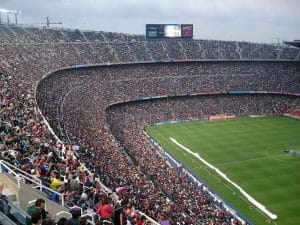 Et stort stadion er fyldt med tilskuere.