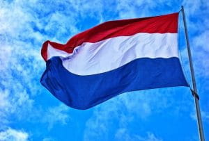 Det hollandske flag og en blå himmel i baggrunden.