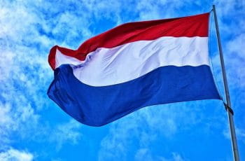 Det hollandske flag og en blå himmel i baggrunden.