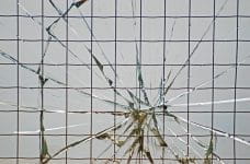 Symbolbillede af brækket glas.