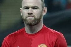 Nærbillede af Wayne Rooney i spilleruniform på fodbodbanen.
