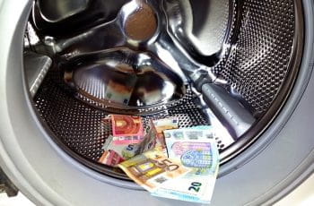 Vaskemaskine med pengesedler.